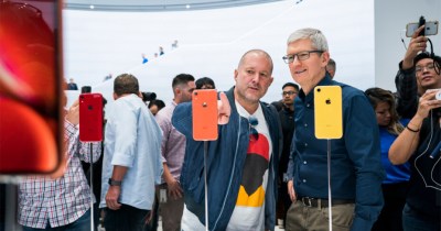 Jony Ive et Tim Cook lors de la présentation des iPhone XR en 2018 // Source : Apple