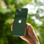 Le nouvel iPhone 13 d'Apple en vert // Source : FRANDROID - Anthony WONNER