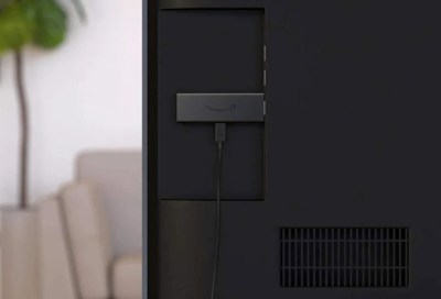 Le Fire TV Stick Lite branché à un téléviseur // Source : Amazon.