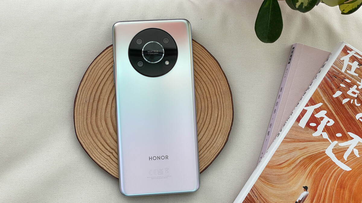 120 Hz screen, 66 W charge, triple photo sensor: the magic (and handsome) formula of the Honor Magic4 Lite 5G