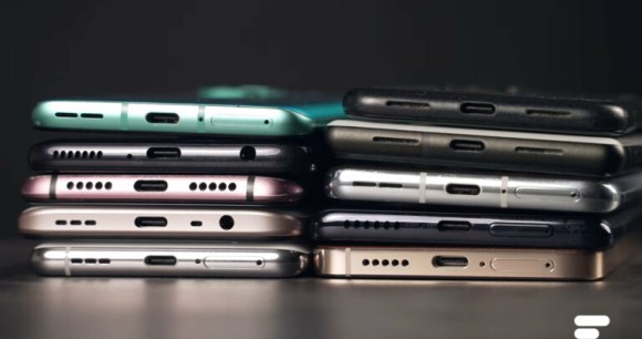 Deux piles de smartphones avec des ports USB-C // Source : Robin Wycke - Frandroid