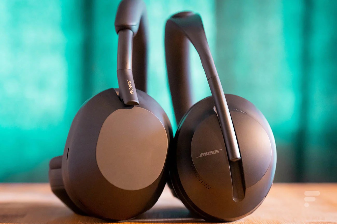 Le Sony WH-1000XM5 à gauche et le Bose Headphones 700 à droite