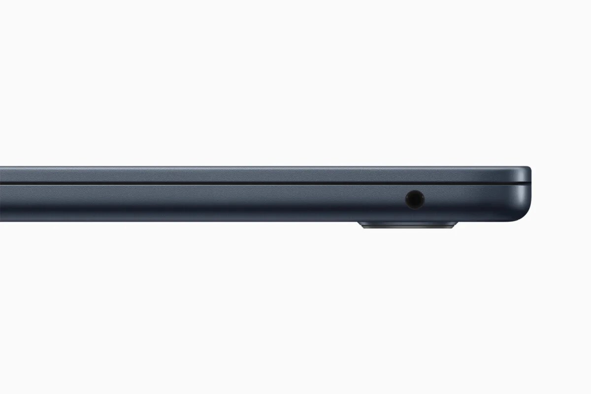Apple-WWDC22-MacBook-Air-headphone-jack-220606