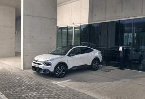 Citroën ë-C4 X officialisée : une “berline” électrique qui mise sur le confort