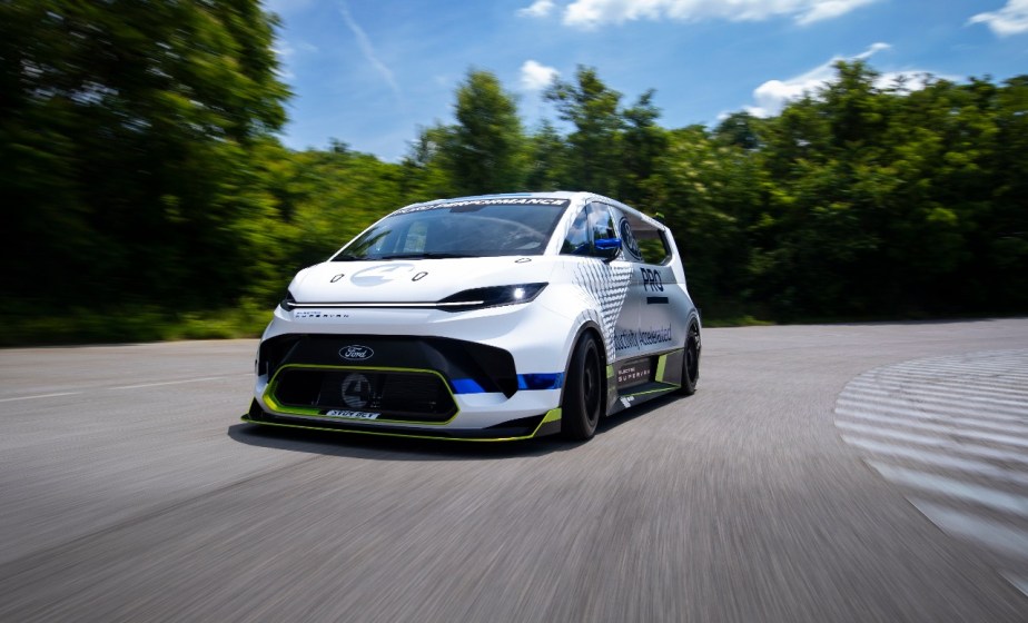 Ford Pro Electric SuperVan (1)