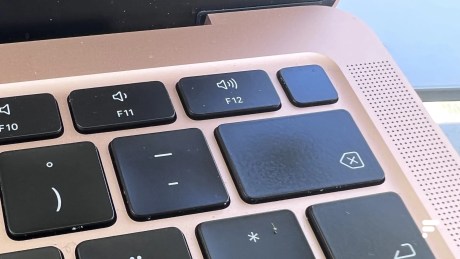 Le capteur d'empreinte du MacBook Air M1 // Source : FRANDROID - Melinda DAVAN-SOULAS