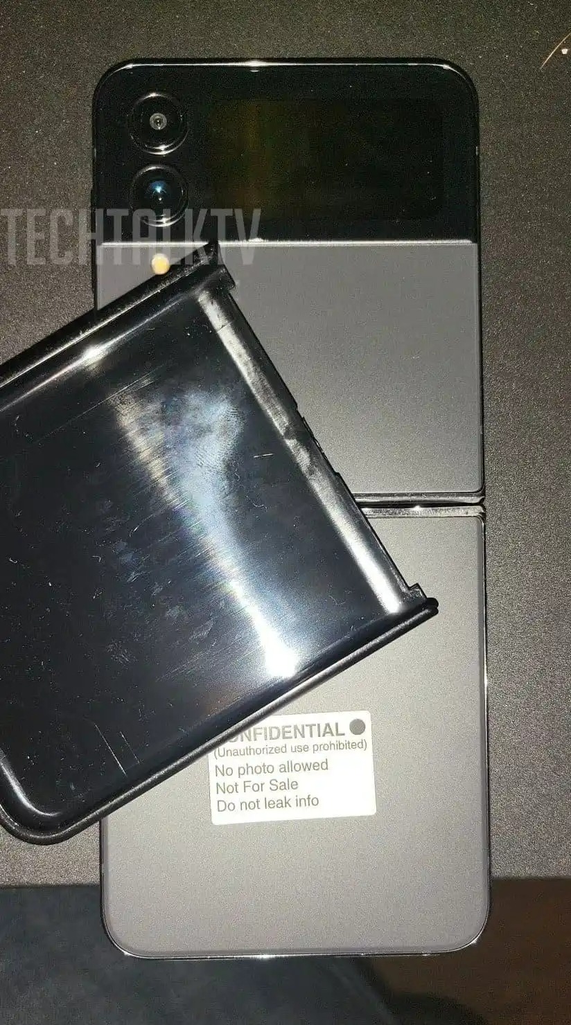Photo du Samsung Galaxy Z Flip 4 // Source : TechTalkTV