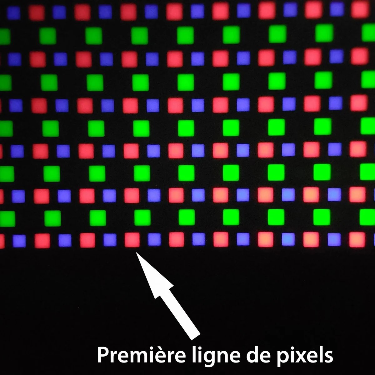 Tout en bas, de très près, on peut voir une ligne rouge.