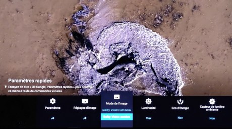 Le téléviseur peut être contrôlé vocalement.