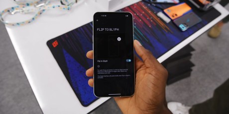 La fonction "Flip to Glyph" permet de solliciter seulement les LED du smartphone sans son pour améliorer la concentration // Source : MKBHD