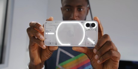 L'arrière du téléphone peut servir de lumière d'appoint // Source : MKBHD