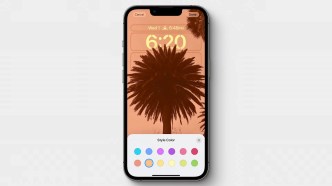 La police et la couleur peuvent se modifier pour la date et l'heure // Source : Apple