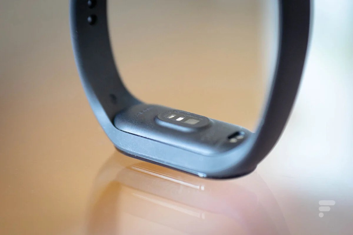 The heart rate sensor on the back of the Xiaomi Mi Smart Band 7