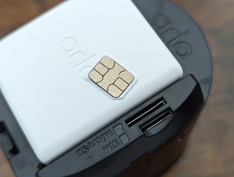 Une fois ouverte, vous avez accès au logement de la batterie, du port de carte SIM et celui dédié à la carte micro SD // Source : Yazid Amer - FRANDROID