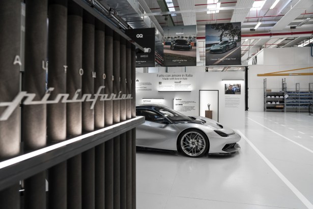 La Battista à côté de l'espace Bespoke dans l'Atelier Battista d'Automobili Pininfarina à Cambiano.