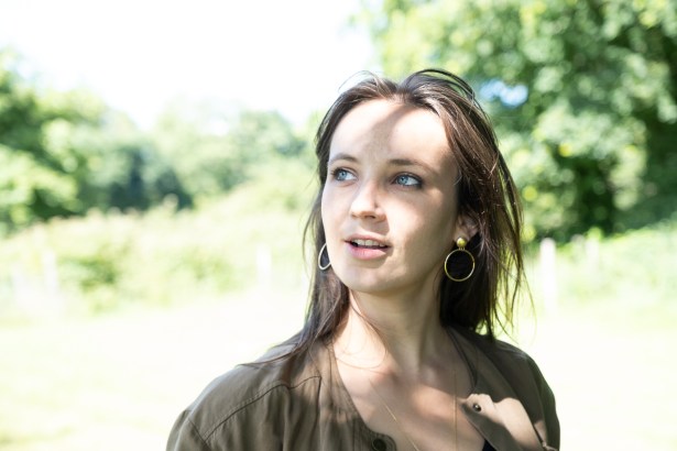 femme sous un arbre