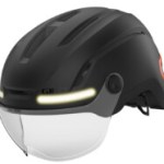 Ce casque de vélo intègre un éclairage intégral et des clignotants bien pratiques