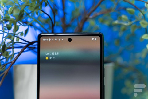 Le poinçon du Google Pixel 6a // Source : Chloé Pertuis - Frandroid