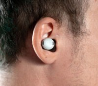 Les Google Pixel Buds Pro dans les oreilles // Source : Chloé Pertuis pour Frandroid