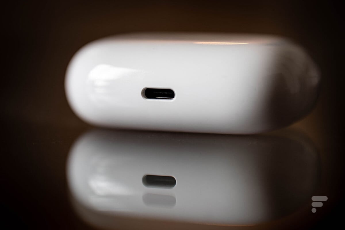 La prise USB-C sous le boîtier des Honor Earbuds 3 Pro