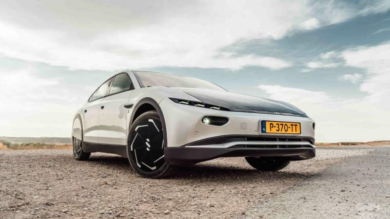 Recharger sa voiture au solaire : gadget sur la carrosserie, vraie révolution à la maison