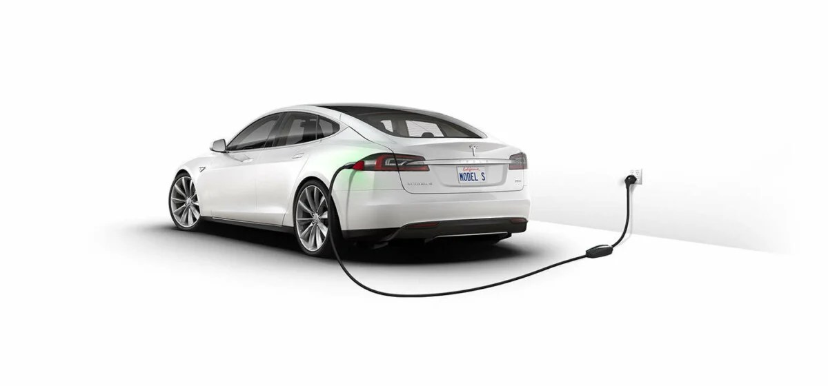 Une Tesla Model S branchée sur une prise classique