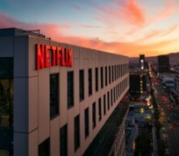 La restructuration de Netflix provoque également les licenciements de deux cadres historiques de l'entreprise. // Source : Venti Views via Unsplash