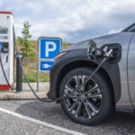 Toyota affirme que l’électrique pollue autant que trois hybrides mais qu’en est-il vraiment ?