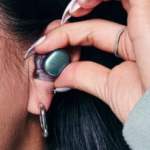 Ces écouteurs sans fil sont moulés pour s’adapter à la forme de votre oreille