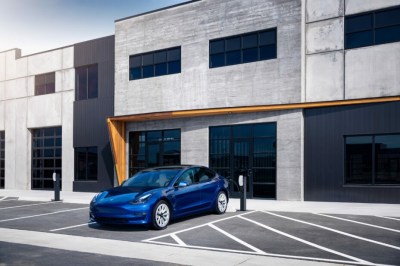 Une Tesla Model 3 en charge sur le connecteur mural Tesla // Source : Tesla
