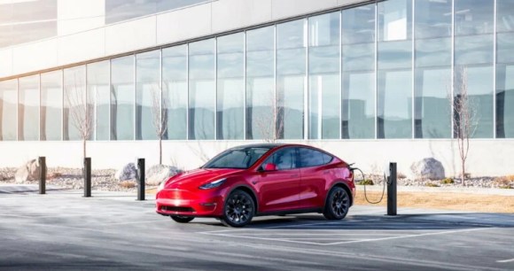 Une Tesla Model Y en charge sur le connecteur mural Tesla // Source : Tesla