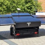 Une remorque Tesla avec prolongateur d’autonomie solaire connectée à Internet via Starlink