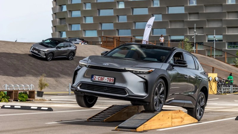 Ces 5 voitures électriques qui ont frôlé la catastrophe à leur lancement&nbsp;: roues qui se détachent, pannes de clim, freinage d’urgence, etc.