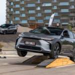 Ces 5 voitures électriques qui ont frôlé la catastrophe à leur lancement : roues qui se détachent, pannes de clim, freinage d’urgence, etc.