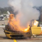 AXA craque et met le feu à une Tesla pour alerter sur les dangers des voitures électriques