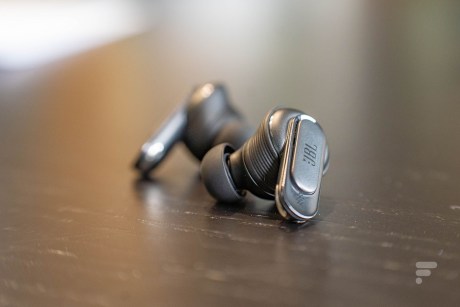 Les écouteurs JBL Tour Pro 2 // Source : Geoffroy Husson pour Frandroid