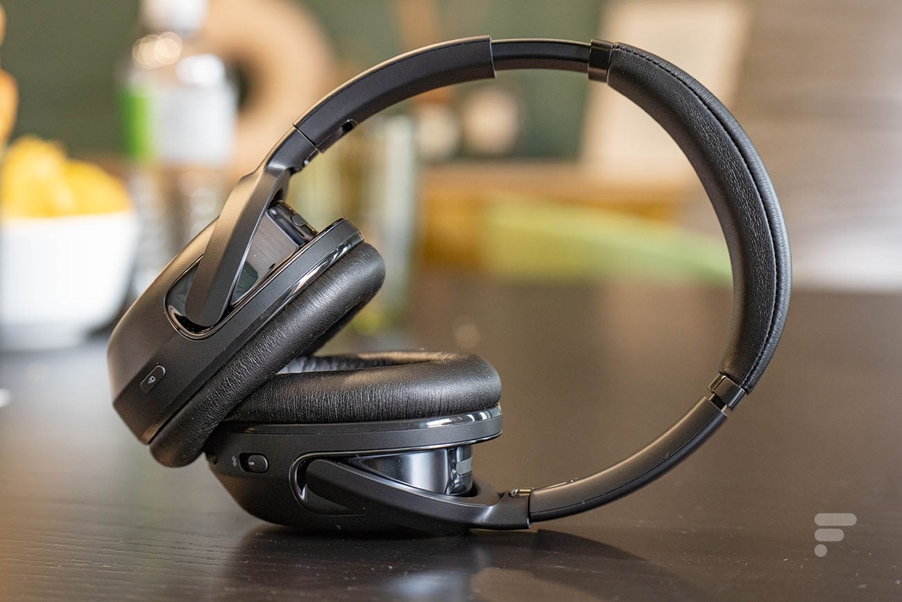 Os fones de ouvido JBL Tour One M2