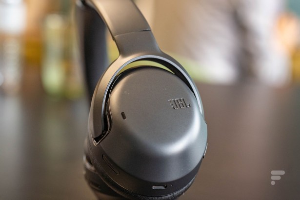 Le casque JBL Tour One M2 // Source : Geoffroy Husson pour Frandroid