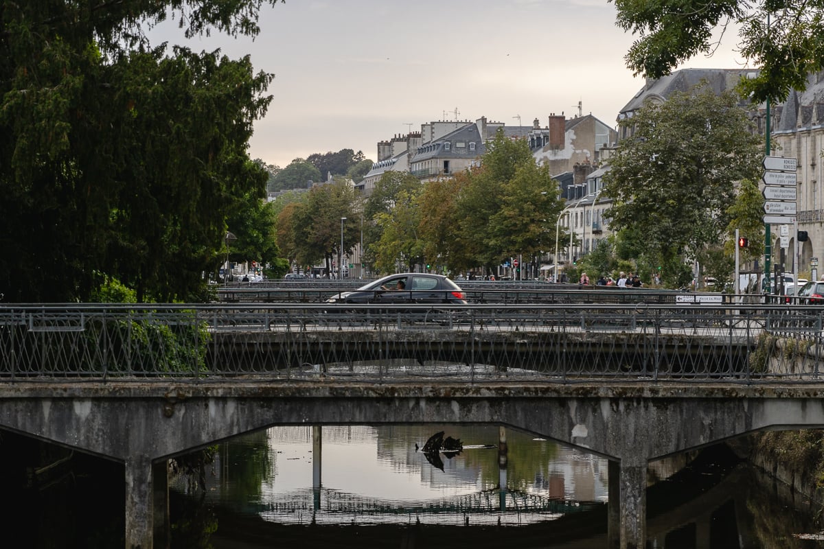 voiture sur un pont