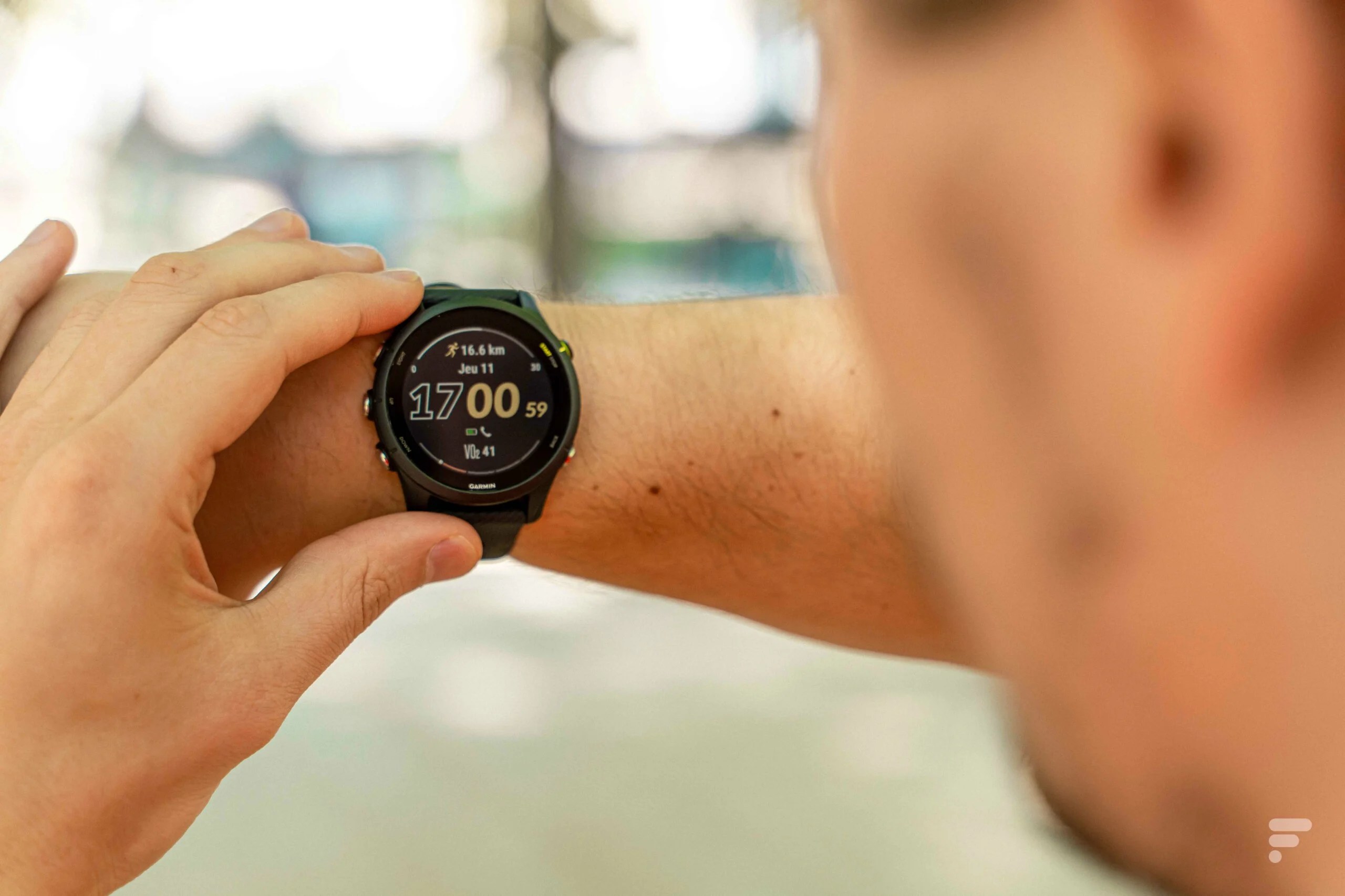 Le bracelet de la Garmin Forerunner 255 peut être facilement retiré