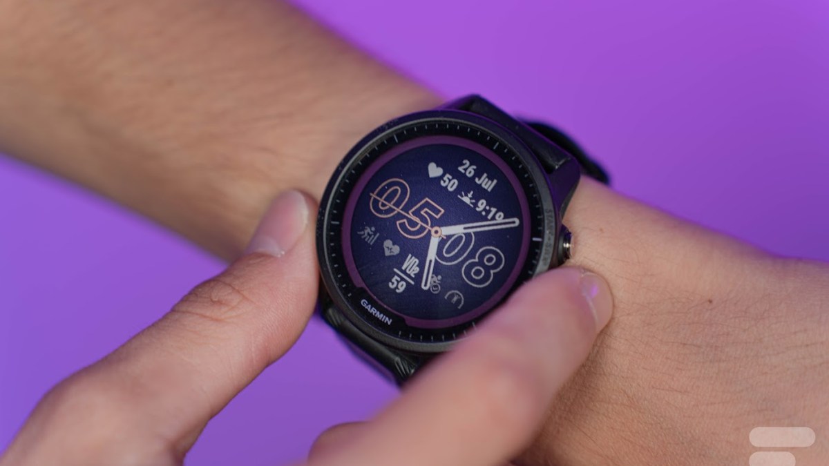 La Garmin Forerunner 955 et son cadran par défaut // Source : Chloé Pertuis - Frandroid