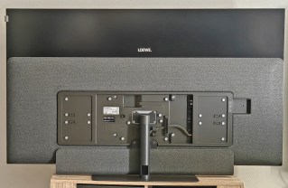 Le téléviseur de dos.