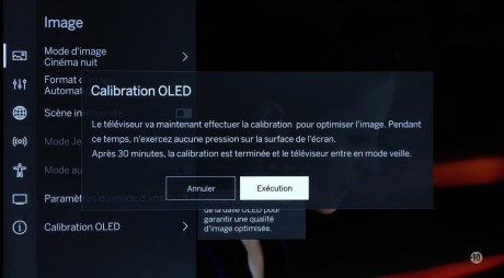 Une opération de maintenance de la dalle OLED.