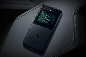 Motorola Moto Razr 2022 officialisé : un smartphone pliant tout aussi séduisant que le Galaxy Z Flip 4