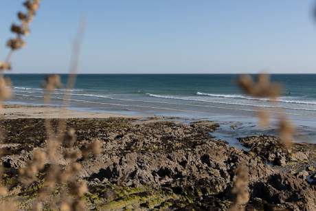 surfeurs dans les vagues