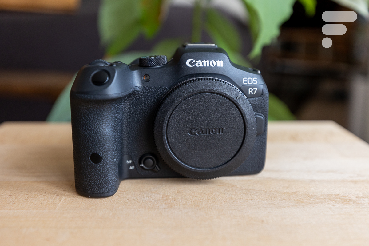 appareil photo et objectif en main