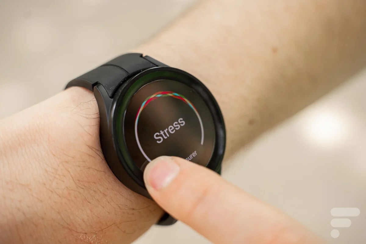 On peut naviguer dans l'interface de la Samsung Galaxy Watch 5 Pro en glissant le doigt autour de l'écran