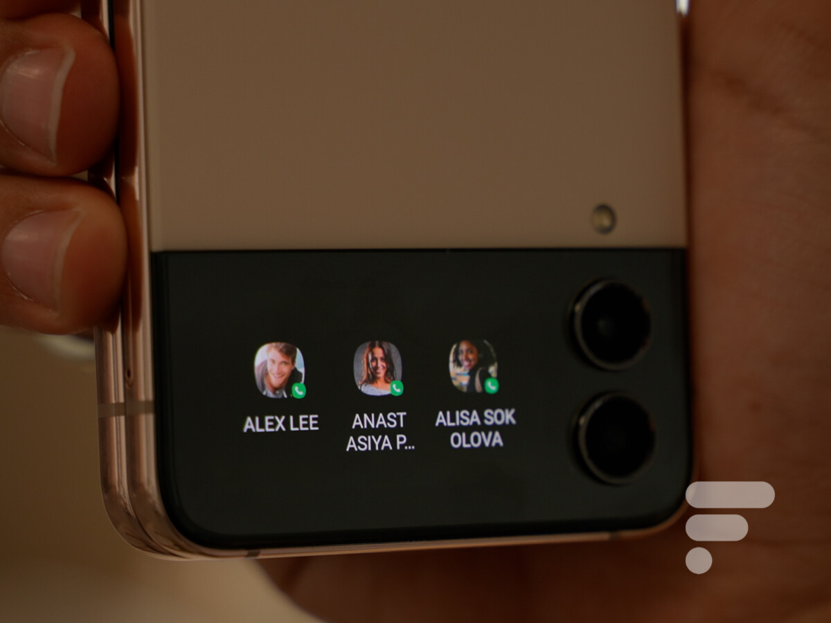 Samsung Galaxy Z Flip 4 external contact screen