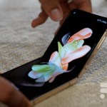 Le Samsung Galaxy Z Flip 4 en train d'être plié // Source : Arnaud Gelineau - Frandroid