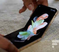 Le Samsung Galaxy Z Flip 4 en train d'être plié // Source : Arnaud Gelineau - Frandroid